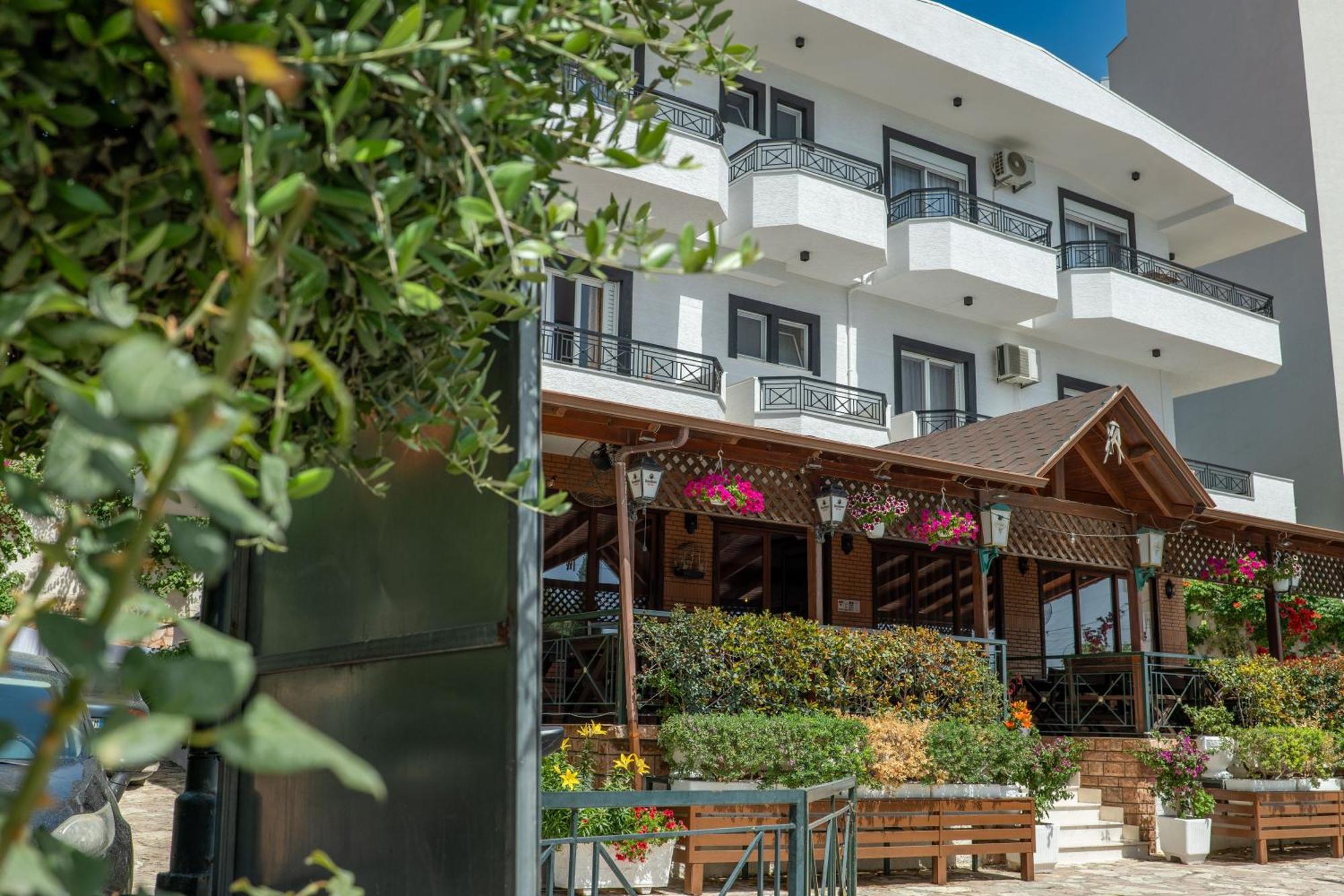 Sunkised Hotel Sarandë Exteriör bild