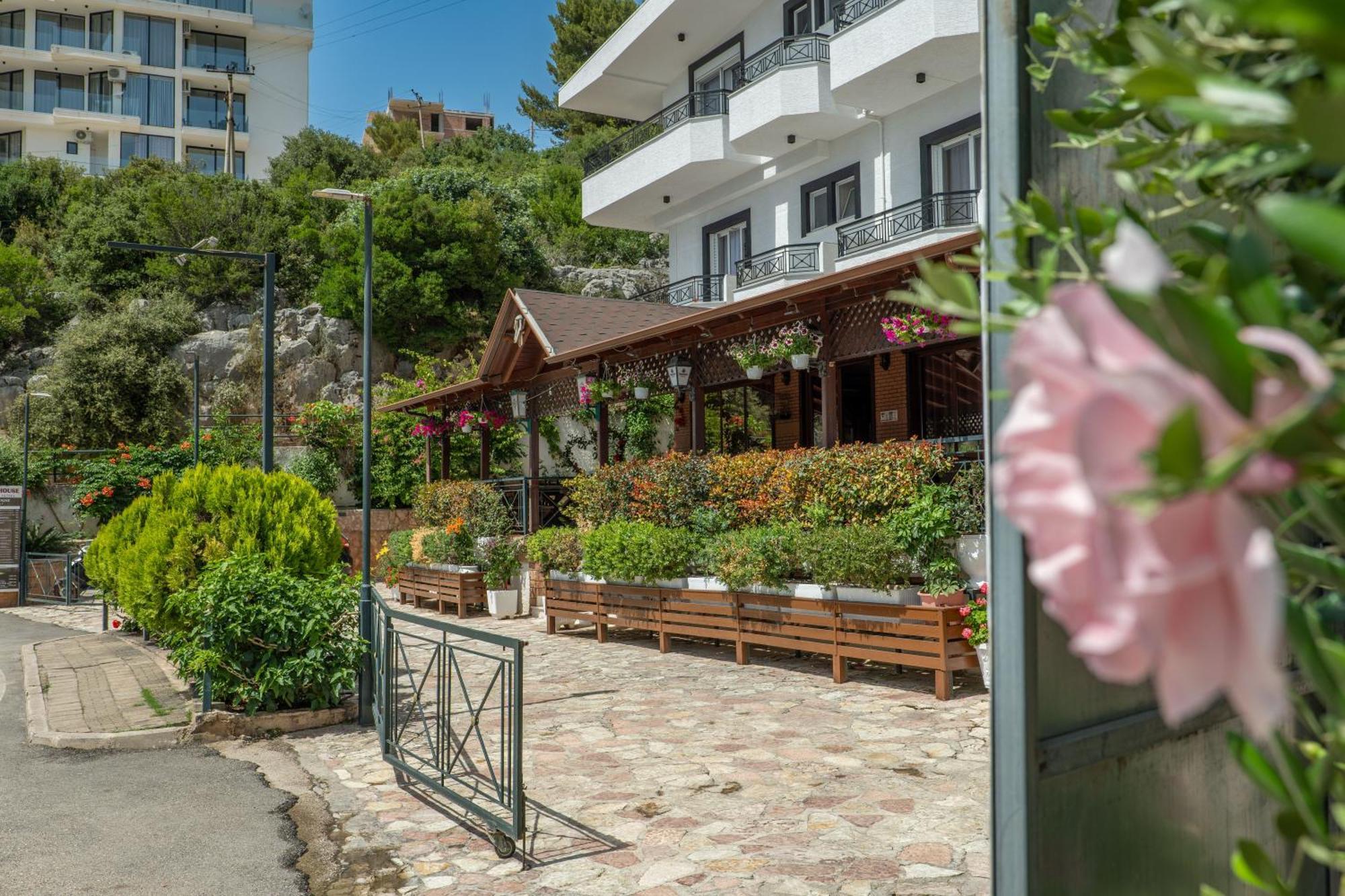 Sunkised Hotel Sarandë Exteriör bild