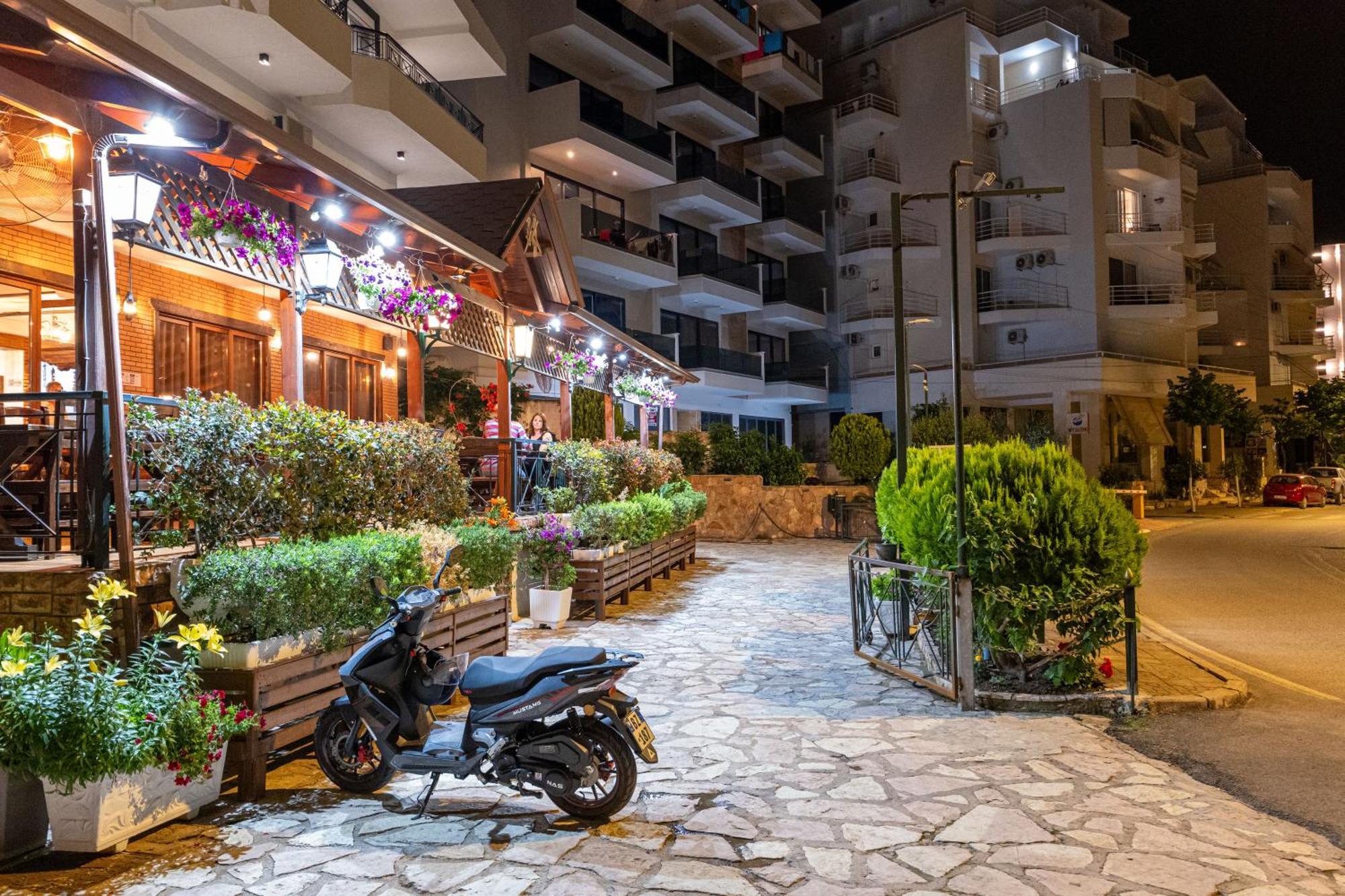 Sunkised Hotel Sarandë Exteriör bild