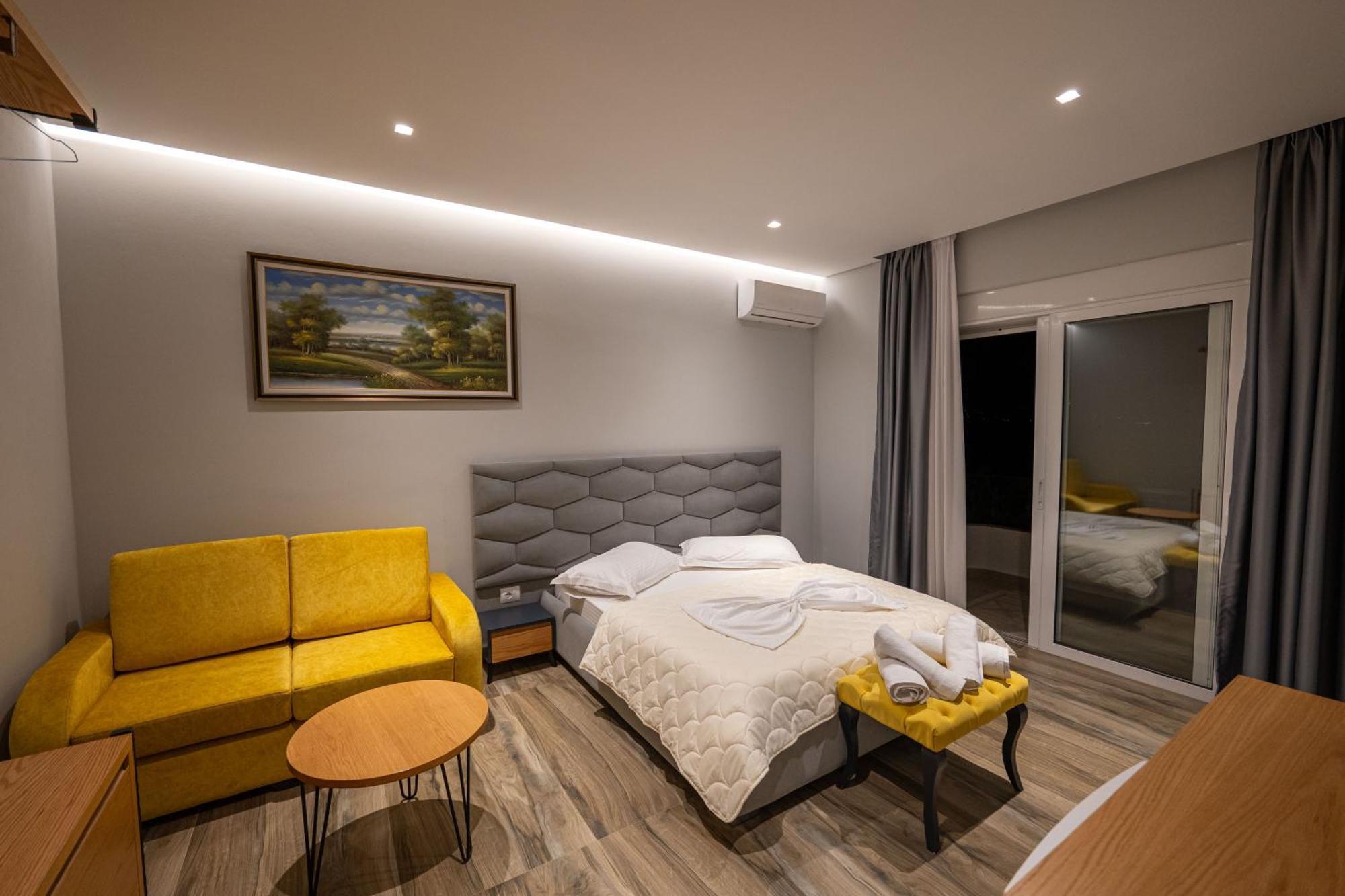 Sunkised Hotel Sarandë Exteriör bild